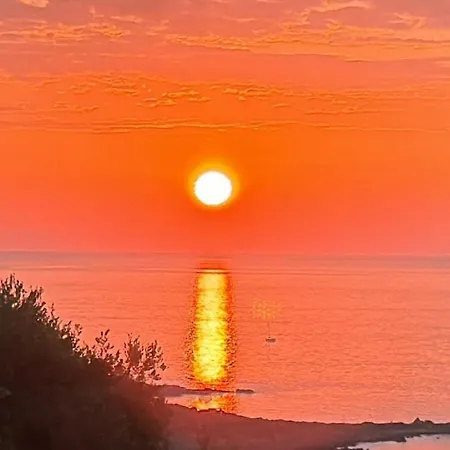 Antoine, Piscine & Vue Magique فيلة *