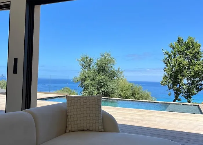 Antoine, Piscine & Vue Magique