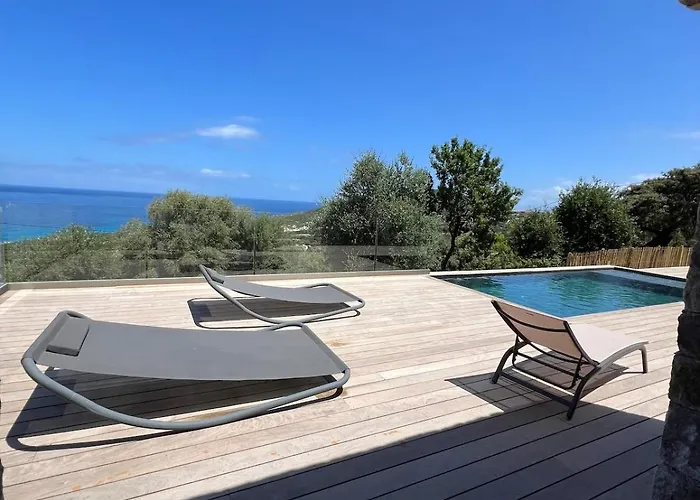 Antoine, Piscine & Vue Magique 别墅 *